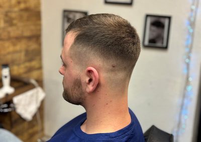 medium skin fade hajvágás