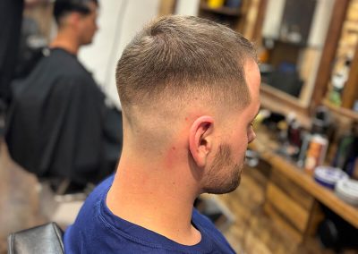 Medium skin fade hajvágás