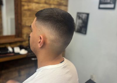 máté mid skin fade hajvágása a barber worldben